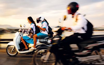 Vorschaubild für den Artikel 'Einmal um die ganze Welt …'