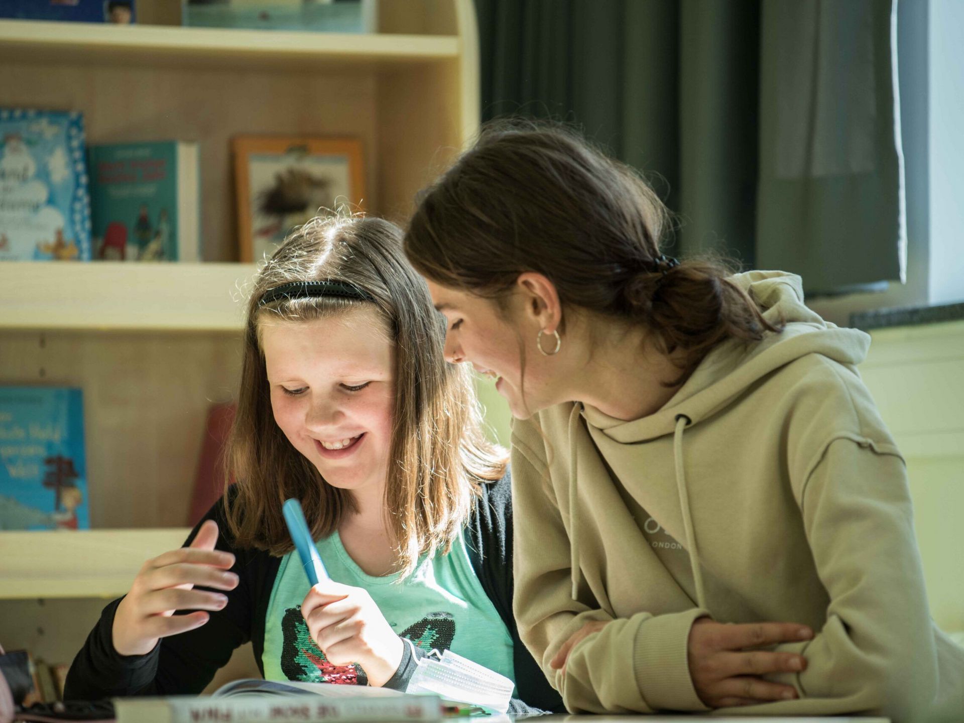 Studentin hilft Schülerin