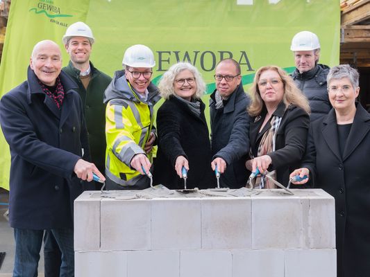 GEWOBA-Vorstand Dr. Jaeger, L. Kathmann, J. C. Plagemann, GEWOBA, GEWOBA-Vorstand A. Passlack, B. Rimner, EM2N, Bausenatorin Ünsal, D. Sievers, GEWOBA, Senatsbaudirektorin Reuther