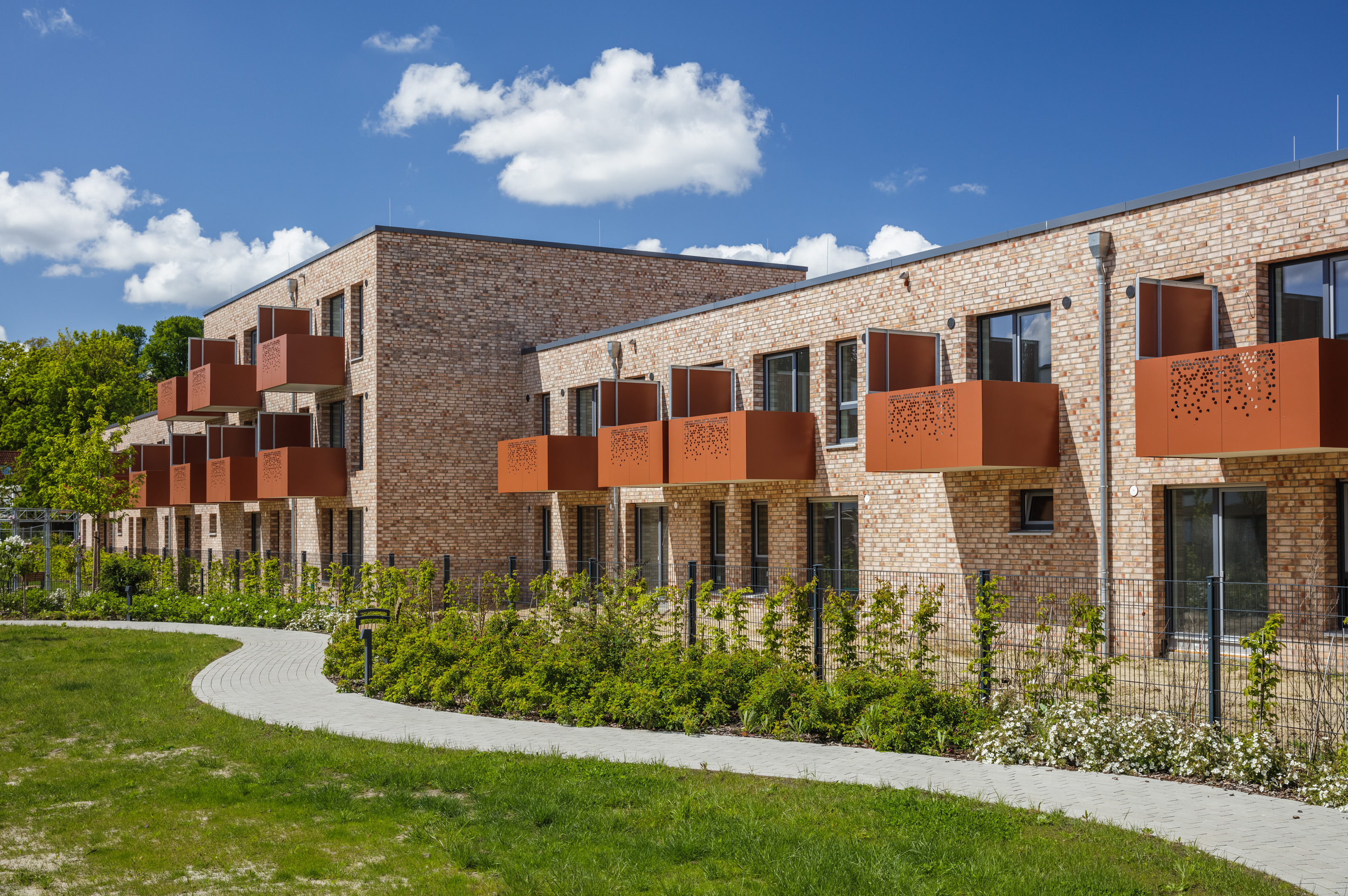 Lesum Park Häuser mit Balkon und Weg davor 