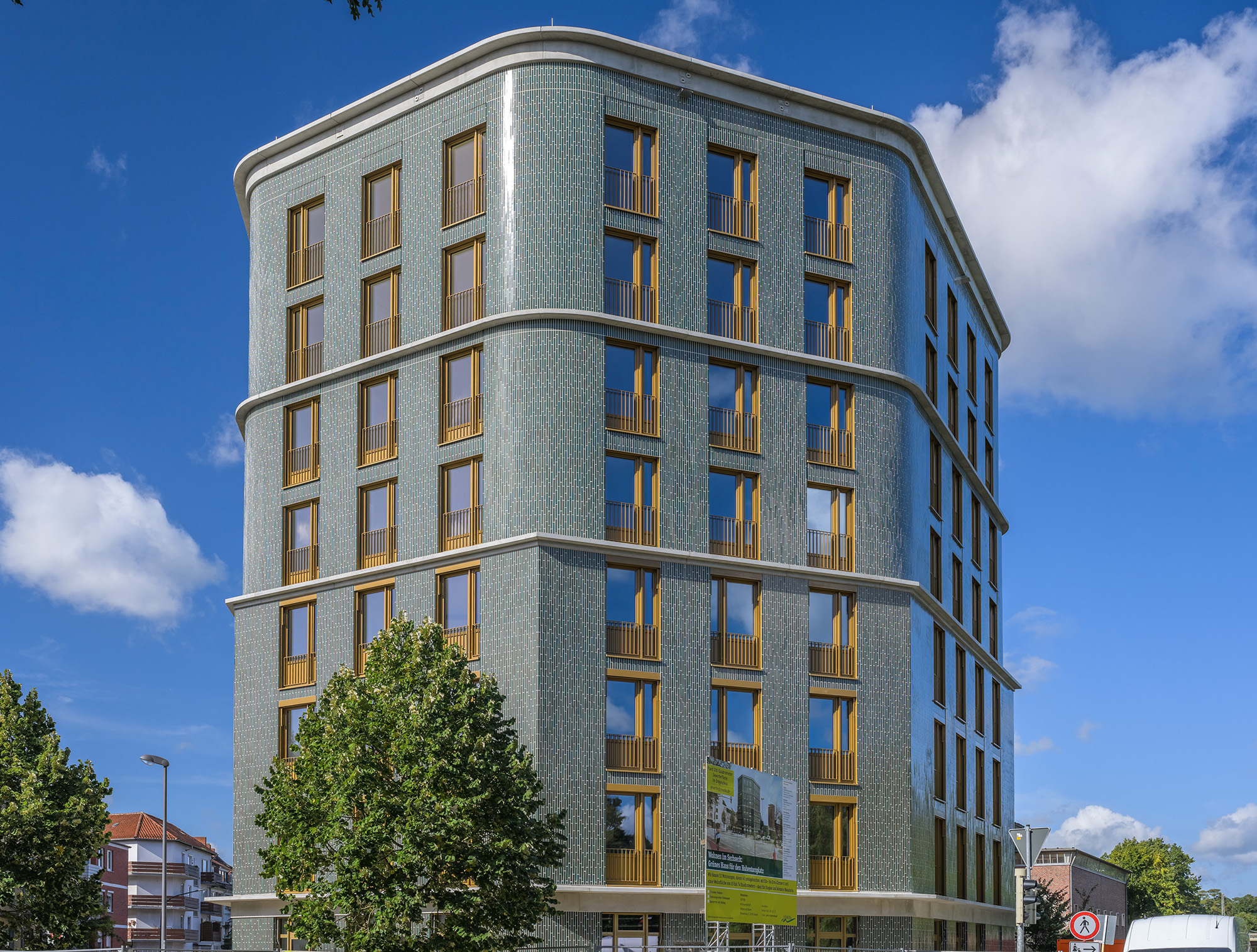 Ansicht des sechseckigen Grünen Hauses mit grünen Fliesen am Hohentorsplatz, Bremen