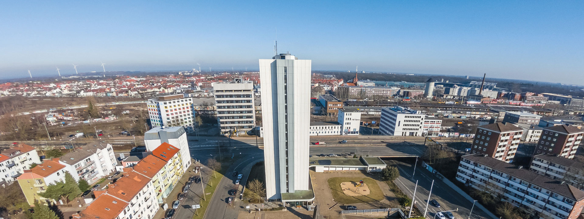Ansicht des Hochhauses Q45 von schräg oben mit Blick auf die umgebende Stadt